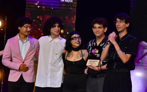 El grupo Estamos Perdidos al recibir su premio.