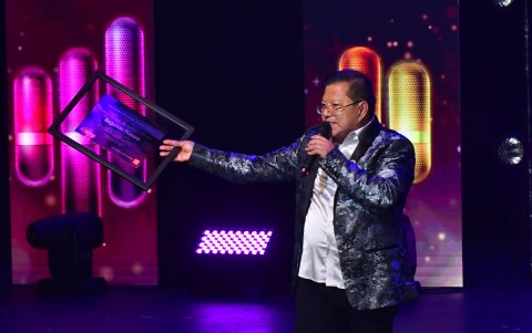 Segundo Rosero al recibir su premio.