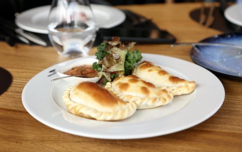 Las empanadas argentinas son una de las opciones del menú de entradas del restaurante.