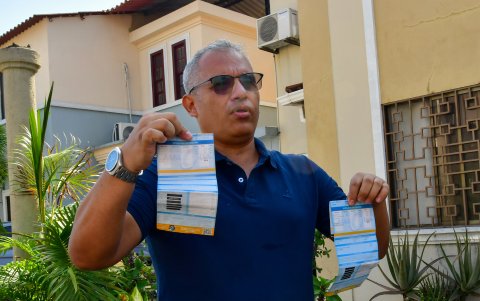 Residentes de La Aurora muestran las planillas en las que se refleja el aumento del cobro por el servicio de recolección de basura.