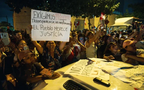 Personas participan en una manifestación convocada por el candidato presidencial peruano ultraconservador Rafael López Aliaga, en Lima.