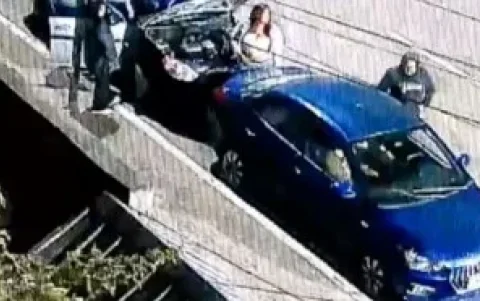 Cámaras de seguridad registraron sobre un nuevo caso de escopolamina en Quito deja a dos jóvenes afectados y sin su vehículo en la calle Ulloa.