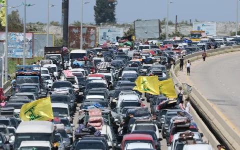 Vehículos hacen fila en una carretera antes del puente Qasmiyeh mientras regresan a sus hogares cerca de Tiro, en el sur del Líbano, el 17 de abril de 2026.
