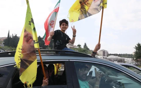 Un niño libanés saluda desde un auto durante el retorno masivo tras el anuncio de la tregua el 17 de abril de 2026.
