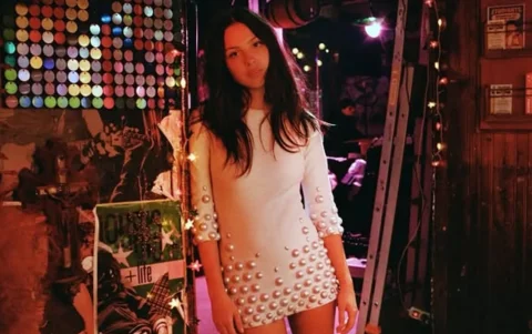 El lanzamiento ha sido bien recibido por la crítica; medios como The Guardian destacan su capacidad para capturar la vulnerabilidad del primer amor con una narrativa más madura.