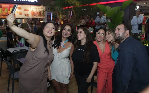 Rosita Hidrovo, Evelyn Calderón, Nohely Romero, Gabriela Torres, Doménica Ávila e Israel Santander.