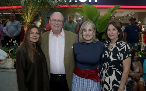 Lizbeth Aguirre, Emilio Oneto, Miriam Roldós y Elena Caicedo.