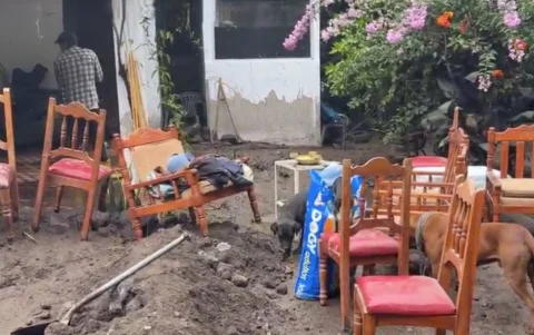 La casa de Santiago Jácome quedó bajo lodo y perdió sus cultivos de aguacate listos para la cosecha.