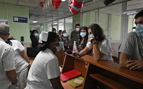 Personal médico del Hospital Cardiológico Pediátrico William Soler, conversa con delegados de la flotilla en La Habana, el 24 de marzo de 2026.