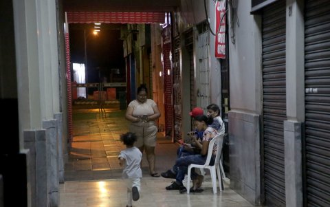 Paola y su familia, en la vereda del condominio donde viven.