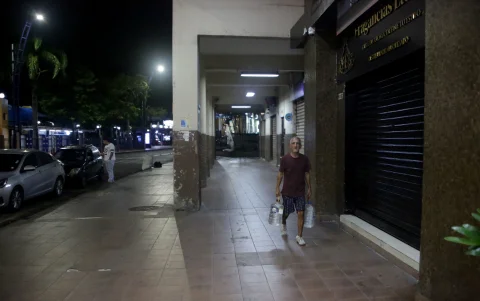 Noche en el centro de Guayaquil.