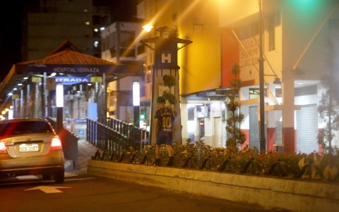 En ciertos tramos, se ven niños jugando en la calle.
