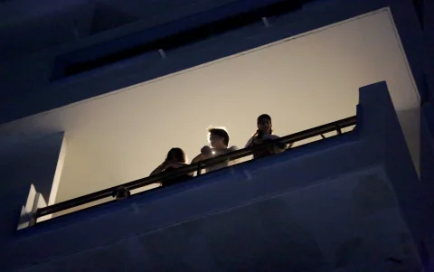 Ciudadanos se asoman al balcón, en un condominio del centro de Guayaquil