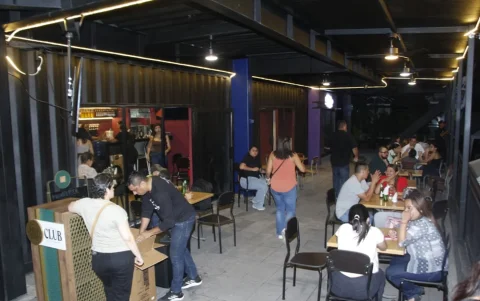 Ciudadanos acudieron a locales de la plaza Guayarte, la noche de este viernes 17 de abril.