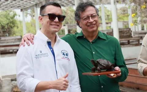 El presidente Daniel Noboa recibió a Gustavo Petro en Galápagos el 15 de diciembre de 2024.