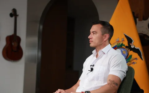 El presidente ecuatoriano Daniel Noboa explicó las razones del impasse con Gustavo Petro en una entrevista con Semana.