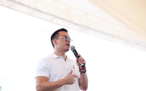 El presidente Daniel Noboa ha apoyado el cambio de las elecciones. En una entrevista, sostuvo que la modificación beneficiaría a sus adversarios de la Revolución Ciudadana (RC).