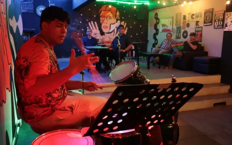 Hill House. En este sitio se presentan bandas locales de la ciudad, los viernes y sábados.