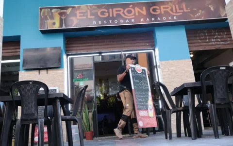 El Girón Grill. El bar ha tenido que adaptarse; aquí, pueden disfrutar de cangrejos.