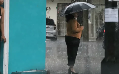 Calles de Guayaquil se observan mojadas tras las lluvias registradas en la tarde de este sábado. Las personas se han visto obligadas a recurrir a los paraguas para protegerse.
