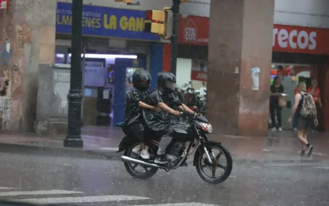 El cambio repentino de clima tomó por sorpresa a quienes se encontraban en exteriores durante la tarde.