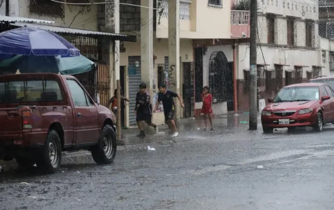 En distintos sectores de la ciudad, niños han salido a la calle para jugar en medio de la lluvia. Esto, tras varios días de calor registrados.
