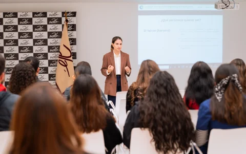 Irene compartiendo herramientas estratégicas en liderazgo y desarrollo profesional.