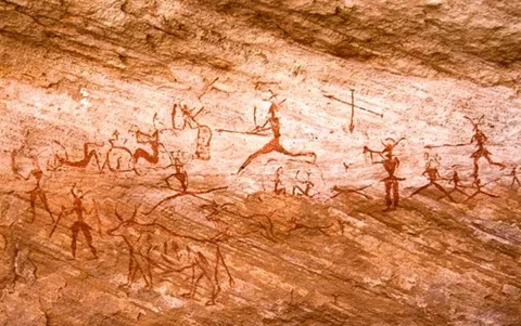 Arte rupestre prehistórico que al parecer escenifica una avanzada guerrera. Está en el macizo de Tadrart Acacus, en Libia.