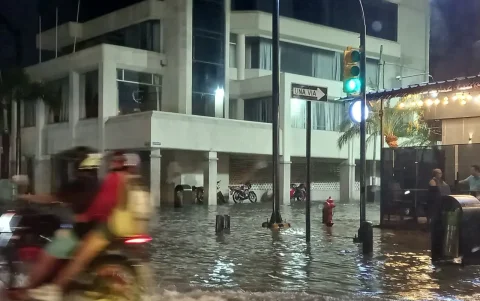 Lluvias causaron inundaciones en varios sectores de Guayaquil durante la tarde y noche del 18 de abril.