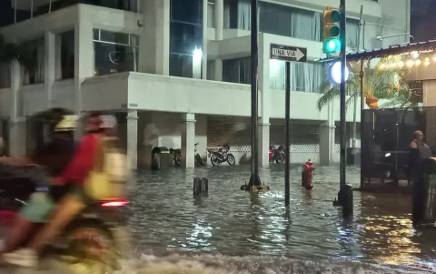 La intersección de Víctor Emilio Estrada y Costanera, en Urdesa central, fue una de las zonas donde se inundó tras la lluvia del 18 de abril.