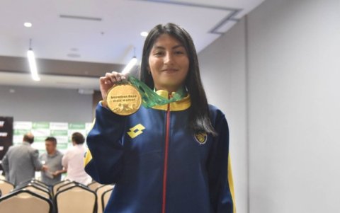 La marchista ecuatoriana Paula Torres muestra la medalla de oro que ganó en la maratón del Mundial por Equipos en Brasil.