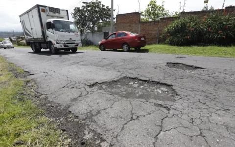 El conector de Alpachaca, que lleva al aeropuerto de Quito, en Tababela, presenta baches. A diario los conductores deben esquivarlos.