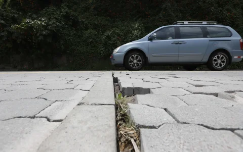 La avenida De Los Conquistadores es otra vía clave hacia el valle de Tumbaco y el aeropuerto en mal estado.