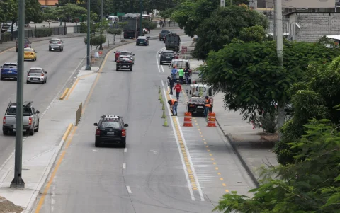 Dos tramos de ciclovía se construyen en ambos lados de la avenida Narcisa de Jesús.
