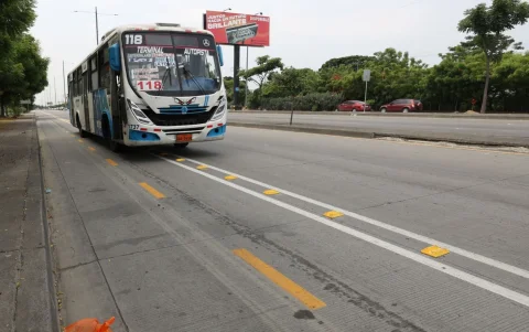La segregación de la nueva ciclovía no impide que los conductores de buses, camiones y automóviles invadan el carril exclusivo.