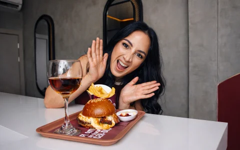 Una experiencia completa: hamburguesas de autor acompañadas de papas y bebidas gusto del cliente.