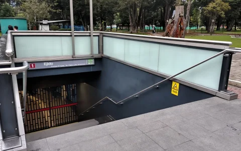 Las puertas de la estación El Ejido permanecen cerradas. Un guardia informa a los usuarios que no hay servicio.