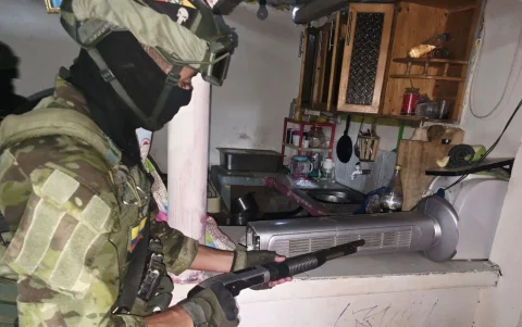 En la intervención incautaron arma, explosivos y droga por presuntos delitos de microtráfico.