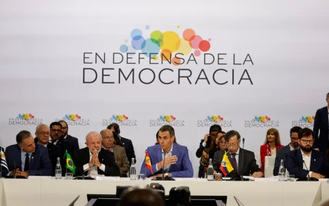 Pedro Sánchez abrió la cita en Barcelona con un llamado a frenar el avance del extremismo.