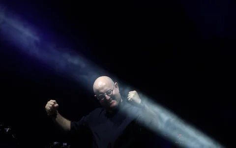 El 'cura DJ' convirtió el tecno en mensaje de paz para miles de jóvenes.