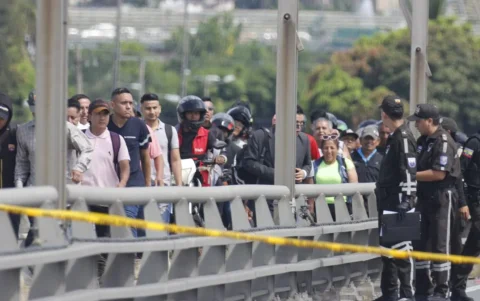 Cierre obligó a personas a cruzar a pie para llegar a sus trabajos en Durán.