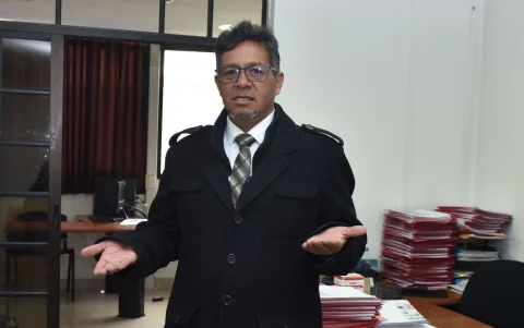 El nuevo coordinador de la veeduría del concurso para fiscal general, Guido Egas, cuestiona la independencia del exministro y postulante José De La Gasca.