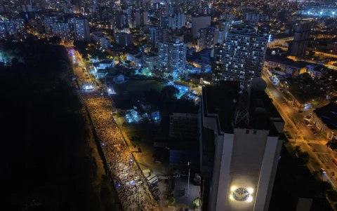 Fotografía aérea que muestra a personas participando este domingo, en la “Gran Marcha Defendamos la democracia”.