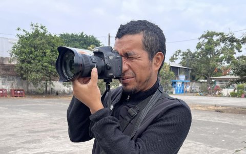Bonilla, de 42 años, es cineasta por la Universidad de las Artes y fotógrafo aficionado. Actualmente cursa la maestría de Cine Documental.