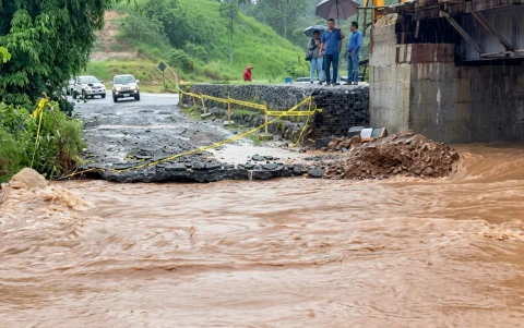 Inundaciones en Orellana por desborde afectan viviendas y bloquean vías.