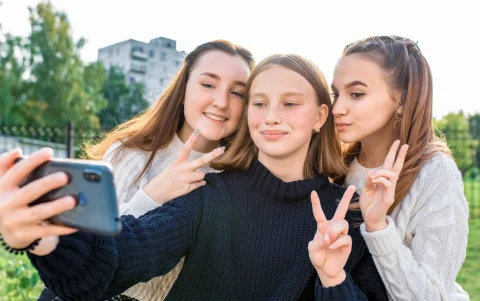 Las redes sociales ya no son solo ocio: adolescentes las usan para informarse, socializar y tomar decisiones.