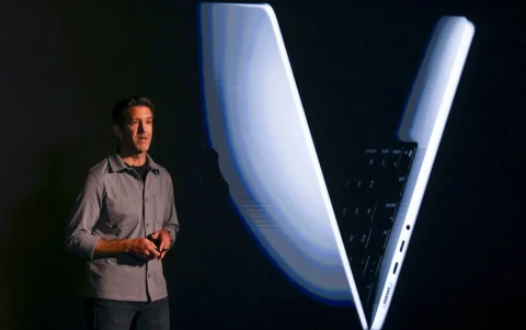 John Ternus, ingeniero con más de dos décadas en Apple, asumirá como CEO en septiembre de 2026 tras la salida de Tim Cook.