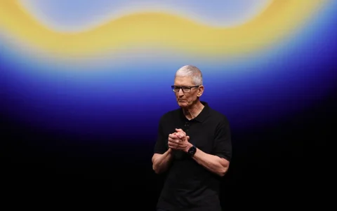El director ejecutivo de Apple, Tim Cook, habla en el Teatro Steve Jobs durante un evento de Apple en el campus de Apple Park en Cupertino, California.