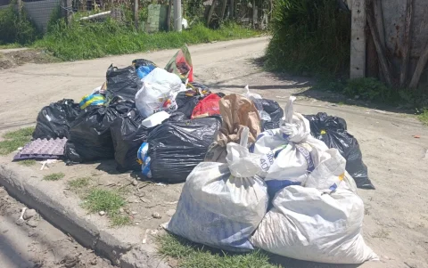Ante la falta de recipientes, la basura se acumula en las vías del barrio lojano.
