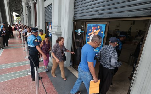 Los impuestos prediales se cancelan en las ventanillas del Municipio de Guayaquil, en el centro de la ciudad, así como en bancos y por Internet.